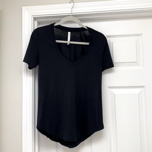 Aritzia Babaton V-Neck Tee. Size XS.